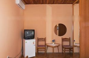 TV a/nebo společenská místnost v ubytování Apartment in Tucepi with sea view, balcony, air conditioning, WiFi 3674-1