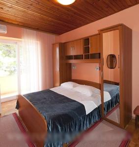 Postel nebo postele na pokoji v ubytování Apartment in Tucepi with sea view, balcony, air conditioning, WiFi 3674-1