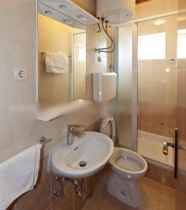 Koupelna v ubytování Apartment in Tucepi with sea view, balcony, air conditioning, WiFi 3674-1