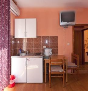 Kuchyň nebo kuchyňský kout v ubytování Studio apartment in Tucepi with sea view, balcony, air conditioning, WiFi 3674-3