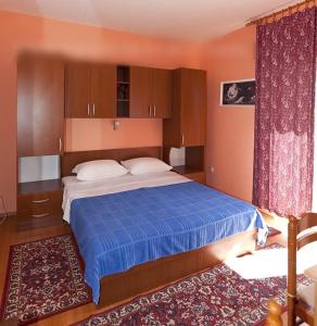 Postel nebo postele na pokoji v ubytování Studio apartment in Tucepi with sea view, balcony, air conditioning, WiFi 3674-3
