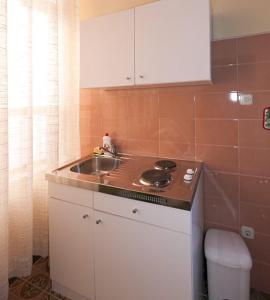 Kuchyň nebo kuchyňský kout v ubytování Apartment in Tucepi with sea view, balcony, air conditioning, WiFi 3674-5