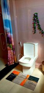 uma casa de banho com um WC branco num quarto em Coral Reef Guest em Beruwala