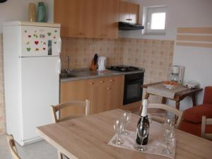 Kuchyň nebo kuchyňský kout v ubytování Apartment in Lopar with terrace, air conditioning, WiFi, washing machine 87-2