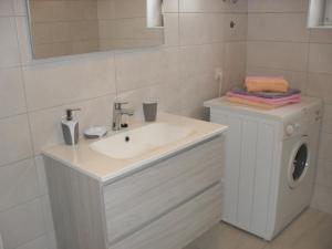 Fotografie z fotogalerie ubytování Apartment in Lopar with terrace, air conditioning, WiFi, washing machine 87-2 v destinaci Lopar + 31 fotografií