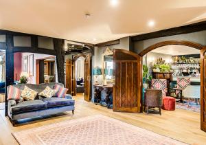 コルチェスターにあるThe George Hotel Colchesterのソファとバーのあるリビングルーム