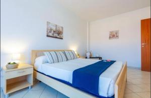 um quarto com uma cama grande e uma mesa de cabeceira em Piazza del Sole Apartment em San Salvo