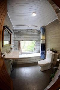 A bathroom at Riverbank Resort Gampola
