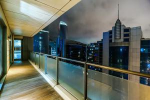 Un balcón con vista al horizonte de la ciudad. en 4 Bedroom Luxys Port Baku Hotel, en Baku