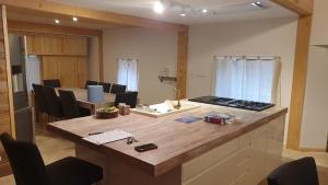 un bureau avec un bureau, des chaises et une table dans l'établissement LA FERME LES DIGITALES bain nordique, billard, à La Bresse