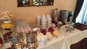 uma mesa com um buffet de alimentos e bebidas em AC Hotel em Adler
