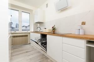 Kuchyňa alebo kuchynka v ubytovaní City Center Apartment Elektoralna by Noclegi Renters