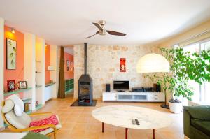 Posezení v ubytování Stone clad Villa La Maison P