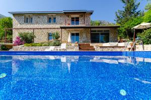 Bazén v ubytování Stone clad Villa La Maison P nebo v jeho okolí