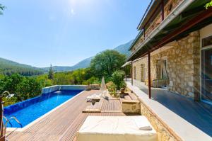 Bazén v ubytování Stone clad Villa La Maison P nebo v jeho okolí