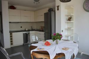 a kitchen with a table with a bowl of fruit on it at Chata rybacka w Orłowie / Apartament in Gdynia