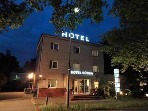 a hotel with a sign on top of it at night at Hotel Süden in Berlin