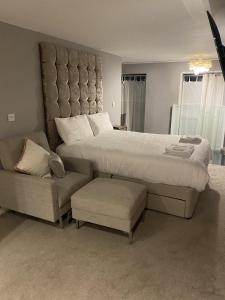 sypialnia z dużym łóżkiem i kanapą w obiekcie Dealhouse-Apartments 5 w mieście Huddersfield