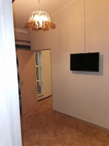 Een TV en/of entertainmentcenter bij 26 Zea avenue Arcon Park Guest House
