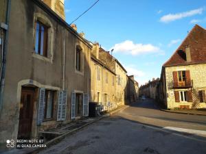 una calle vacía en un viejo pueblo con edificios en Élégant T4, en Pesmes