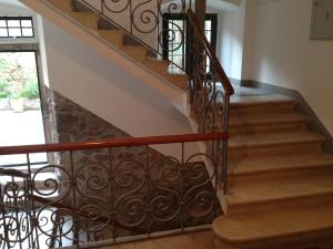 una escalera en una casa con barandilla de hierro forjado en Apartment Sand Beach, en Opatija