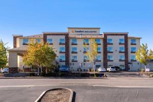 un edificio de apartamentos con un aparcamiento enfrente en Comfort Inn & Suites Salem, en Salem