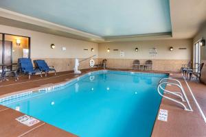 una gran piscina con agua azul en una habitación de hotel en Comfort Suites en Hobbs