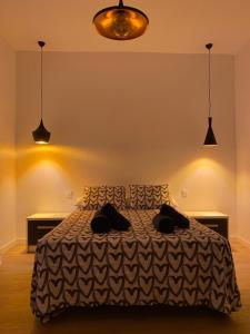 une chambre avec un lit avec deux oreillers dessus dans l'établissement Casa adosada a 20 min centro de Barcelona, à L'Hospitalet de Llobregat