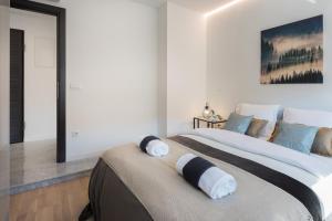 A bed or beds in a room at Design 2BDR Apartment near City Center