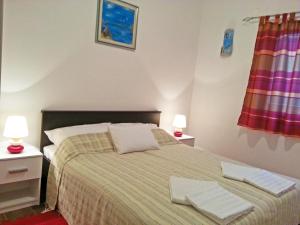 Posteľ alebo postele v izbe v ubytovaní Apartments and Rooms King