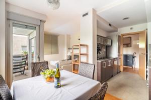 Kuchyňa alebo kuchynka v ubytovaní FORUM BEACH 2 AND POOL APARTMENT BARCELONA