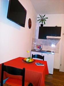 Televízia a/alebo spoločenská miestnosť v ubytovaní Apartments and Rooms King + 30 fotografií