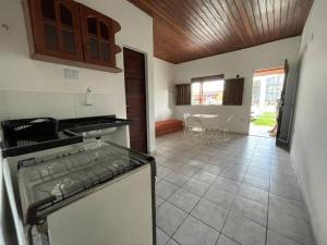 Il comprend une cuisine équipée d'une cuisinière et d'un comptoir. dans l'établissement Pousada Bouganville Bell, à Salinópolis