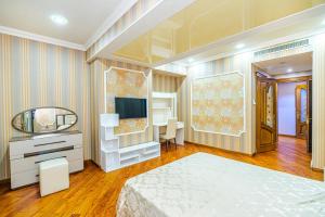 Un dormitorio con una cama, un espejo y una mesa. en 4 Bedroom Luxys Port Baku Hotel, en Baku
