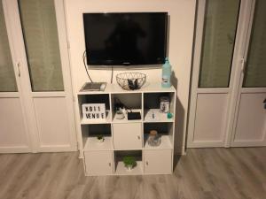 Μια τηλεόραση ή/και κέντρο ψυχαγωγίας στο Appartement F3 agréable