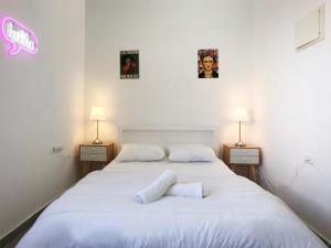 En eller flere senge i et værelse på Lev Florentin Apartments