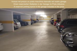 ein Parkhaus mit in der Garage parken im Preis inbegriffen in der Unterkunft Hotel Mercedes in Limone sul Garda
