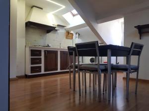 uma cozinha com mesa e cadeiras num quarto em The Angy's Flat em Domodossola