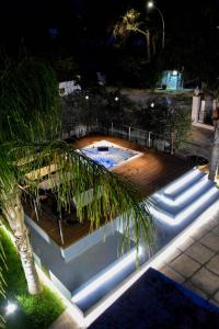 uma piscina com um deque e uma palmeira em Villa Cancelliere em San Vito lo Capo