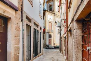 um beco numa cidade velha com um carro em The Priest's Home no Porto