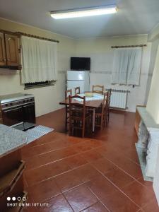 a kitchen and dining room with a table and chairs at Casa do Serrinho in Seia