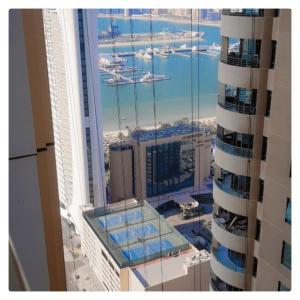 - Vistas a la ciudad desde un edificio alto en Luxury Kings Palace Private Room with Shared Kitchen Next To Barasti Beach en Dubái