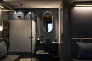 A bathroom at Altstadthotel Weisses Kreuz
