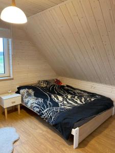 Llit o llits en una habitació de Domek Całoroczny Fuleda -Mazury Giżycko Sauna Jacuzii Kominek