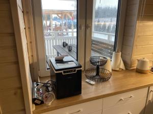 Kuchyňa alebo kuchynka v ubytovaní Domek Całoroczny Fuleda -Mazury Giżycko Sauna Jacuzii Kominek