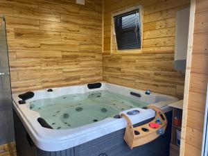 Fotografia z galérie ubytovania Domek Całoroczny Fuleda -Mazury Giżycko Sauna Jacuzii Kominek v destinácii Giżycko