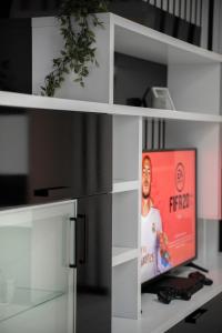 TV a/nebo společenská místnost v ubytování RentWill apartments Black&White