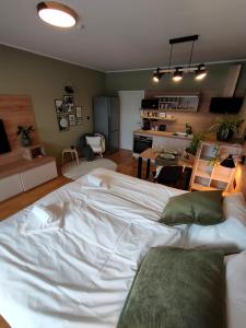 1 cama blanca grande en una habitación con cocina en Bed & Breakfast REZIDENCA PIPANOVA, en Liubliana