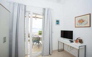 Μια τηλεόραση ή/και κέντρο ψυχαγωγίας στο Apartment in Orebic with sea view, terrace, air conditioning, WiFi 114-1