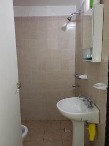 ein Badezimmer mit Waschbecken und Toilette in der Unterkunft LA SERRANITA - Frente al Rio in Río Ceballos